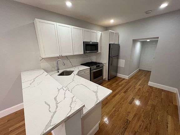 5th image of 372 Oxford St #13