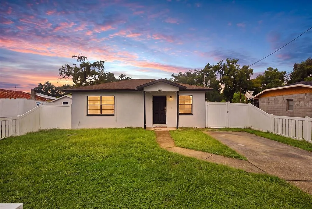 2 bed, 1.0 bath, 720 sqft, $1,900 — Photo 1