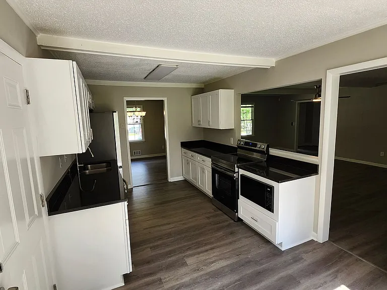 1007 Strawberry Ln — Photo 3