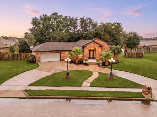 208 Tracy St, Angleton, TX 77515