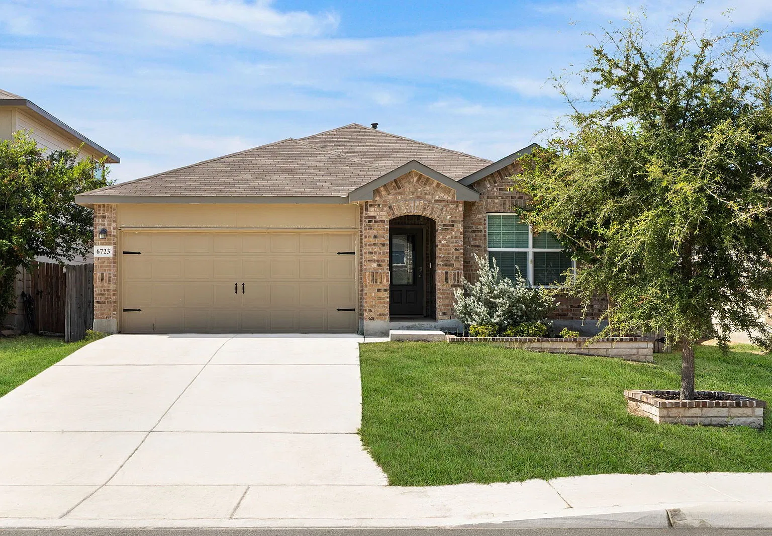 4 bed, 2.0 bath, 1906 sqft, $2,000 — Photo 1