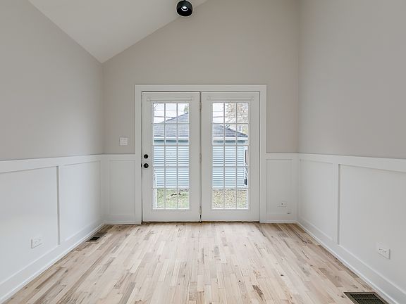 4th image of 4006 N Oketo Ave