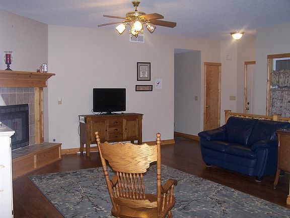 3rd image of 121 Primrose Ln