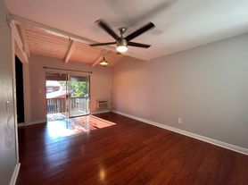 1040 W Macarthur Blvd