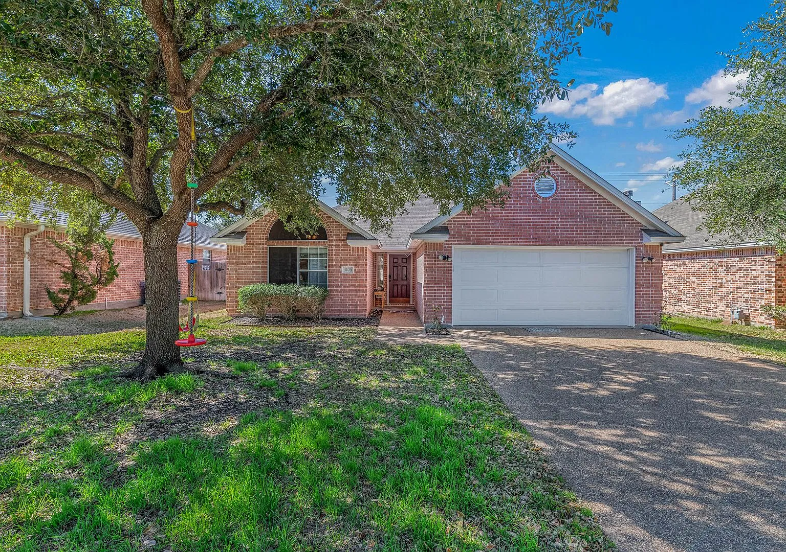 Beautiful 3/2 House in Edelweiss Estates! Pre-Leasing June 2027 — Photo 1