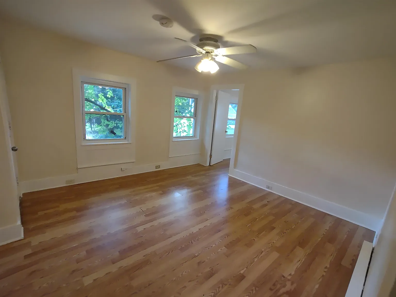 2 bed, 1.0 bath, 3060 sqft, $1,550 — Photo 2