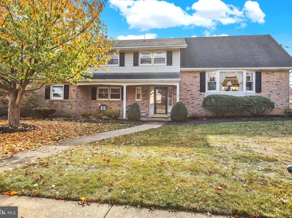 1100 Lilac Ln, West Lawn, PA 19609