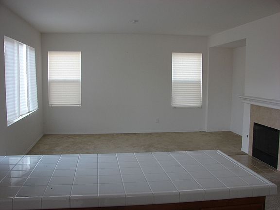 SPACIOUS FAMILY ROOM w/CHIMENEY