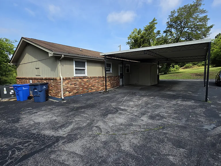 865 Louisville Hwy #B — Photo 10