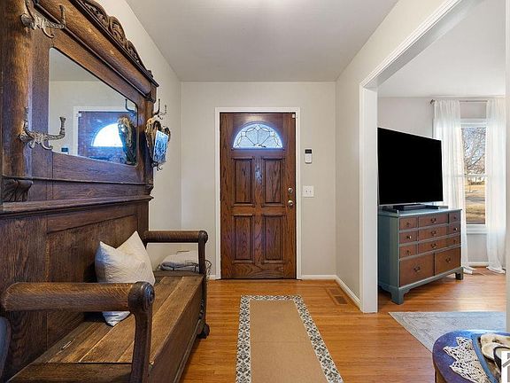 4th image of 1101 Meadow Ln