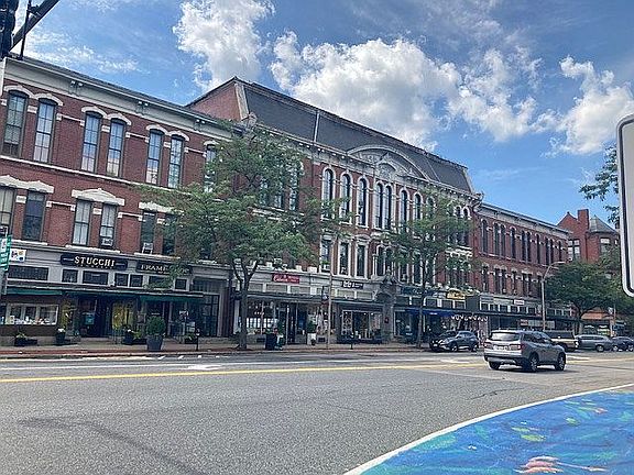 Walk to shops/restaurants