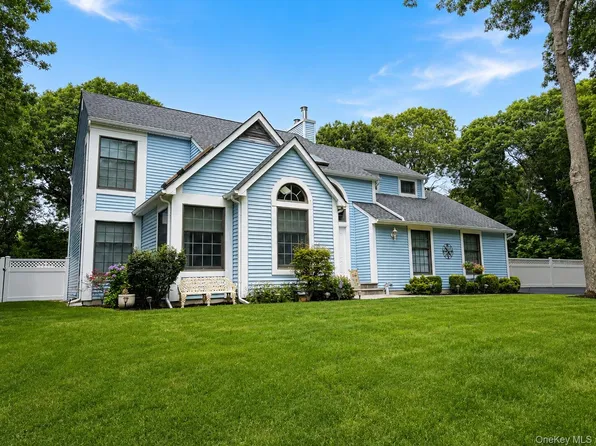 3 Woodhollow Court, Medford, NY 11763