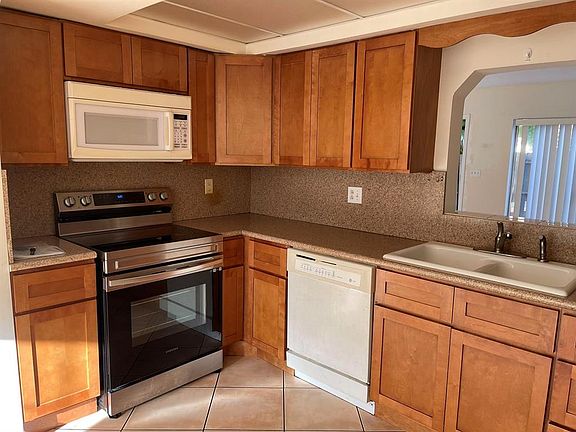 4th image of 831 NW 81st Ave #6