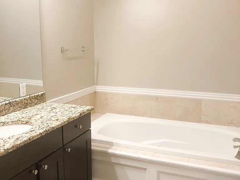 3319 N Southport Ave — Photo 12
