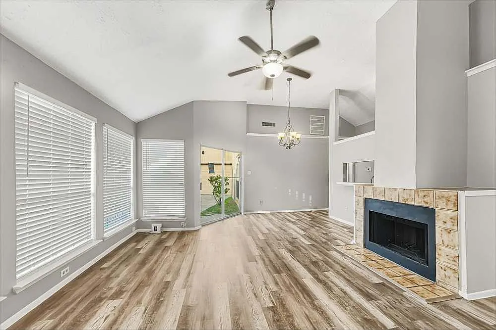 3 bed, 2.0 bath, 1107 sqft, $1,690 — Photo 3