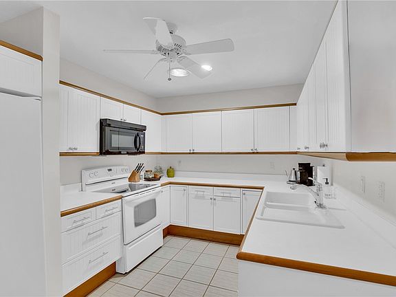 3rd image of 120 Chinaberry Ln #15