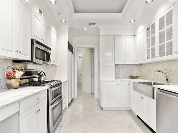 619 Steamboat Rd Greenwich CT-print-010-012-006-4200x2797-300dpi.jpg