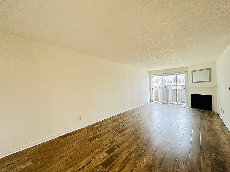 10520 National Blvd — Photo 2