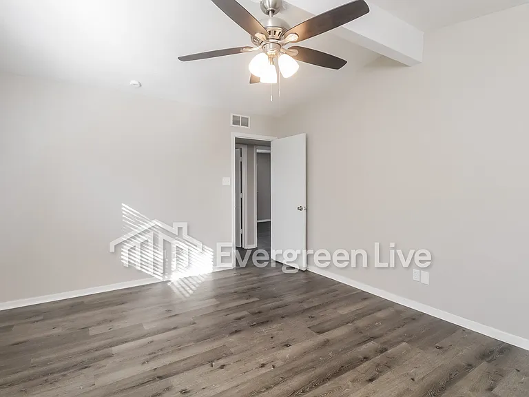 2404 Heathercrest Dr — Photo 16