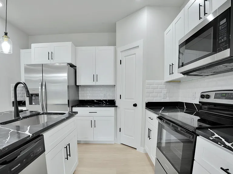 525 Dakota St — Photo 24