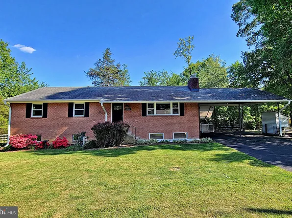 5716 Robinwood Ln, Falls Church, VA 22041