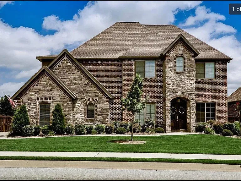 421 Trailwood Cir — Photo 3