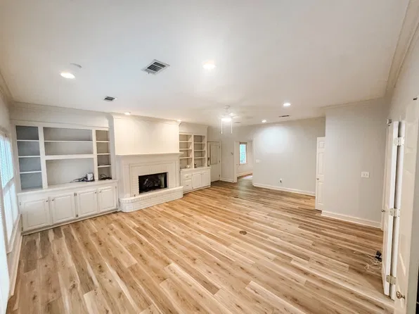 30 Village Green Cir, Jackson, MS 39211