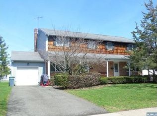 25 Millar Ct, Paramus, NJ 07652