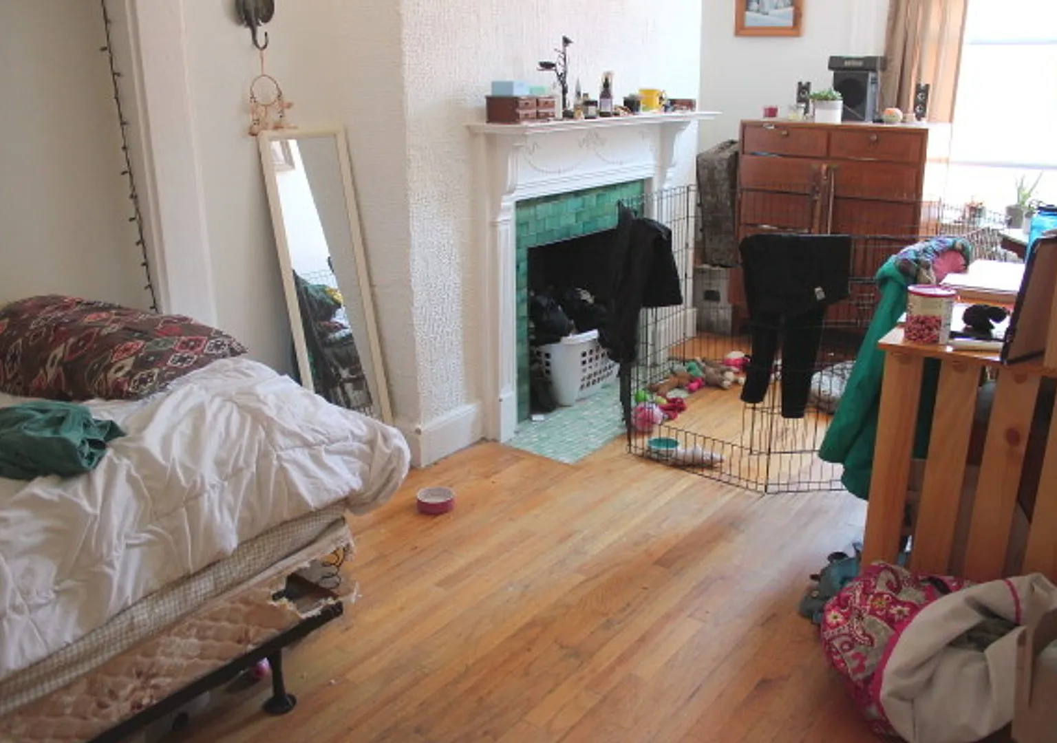 Spacious 5-Bedroom, 2-Bath Apartment Heat & Hot Water Included! — Photo 1
