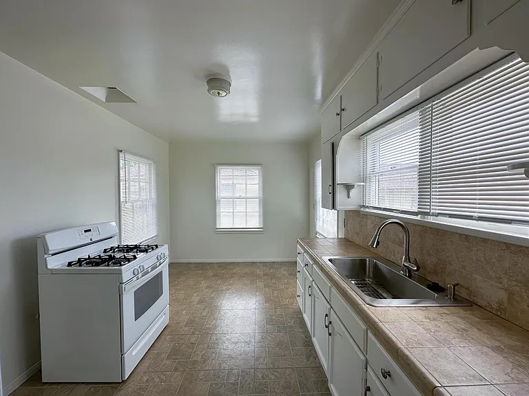 909 S Olive Ave #1/2 — Photo 8