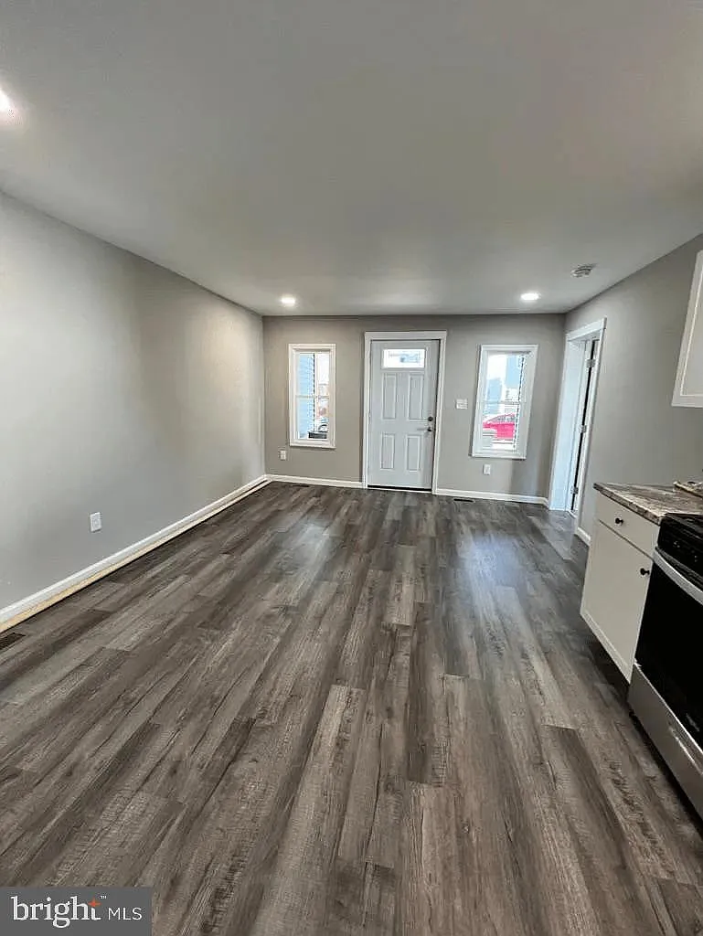 3 bed, 900 sqft, $2,100 — Photo 3