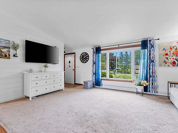 4th image of 2542 Riverview Dr