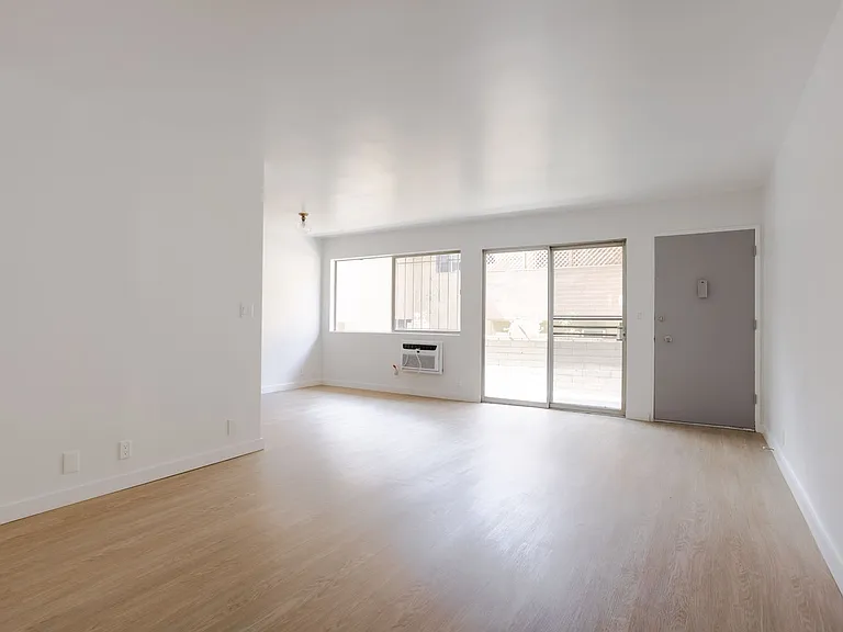 725 Hayworth Apartments — Photo 18