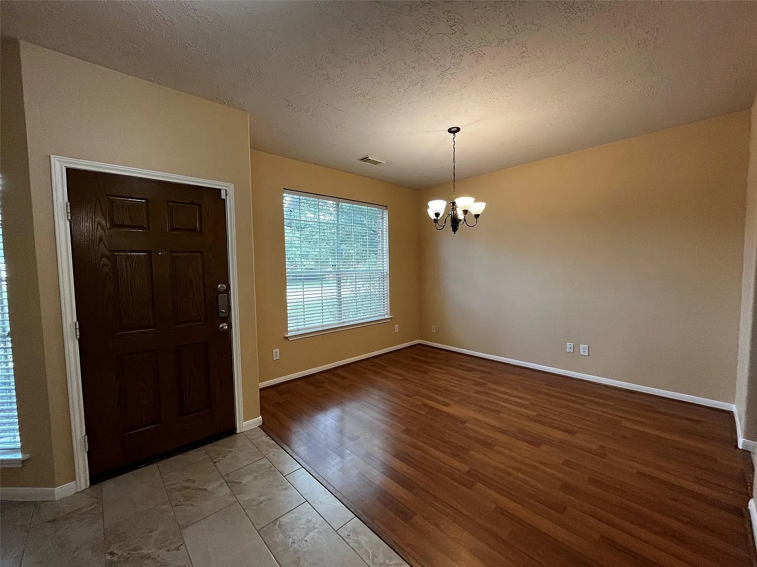 4 bed, 2.5 bath, 2274 sqft, $2,199 — Photo 4