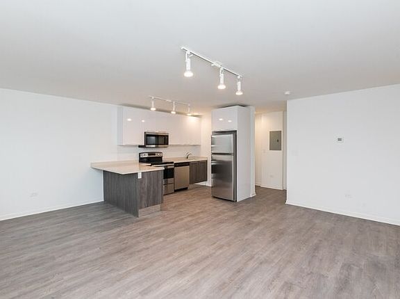 3rd image of 940 W Winona St #507R
