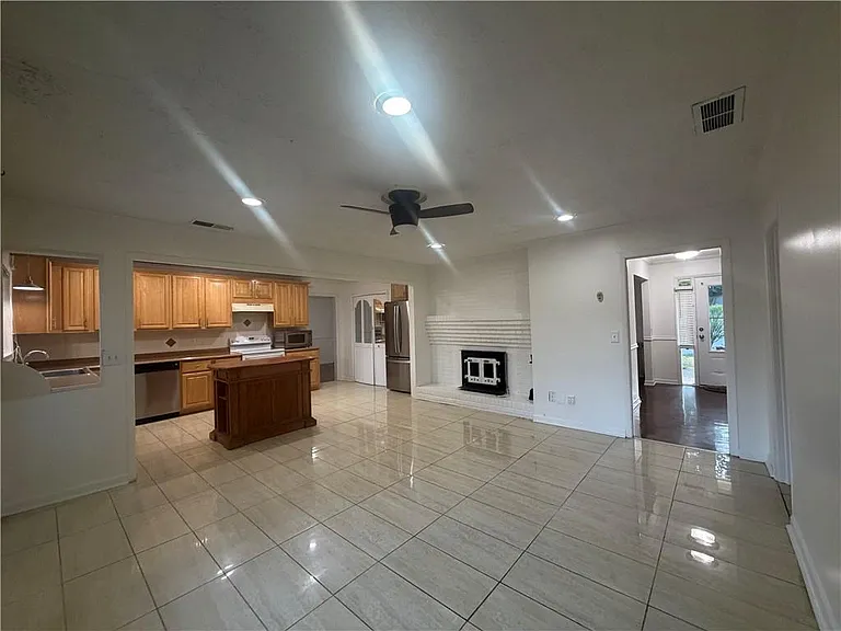 981 Woodward Park Dr — Photo 5