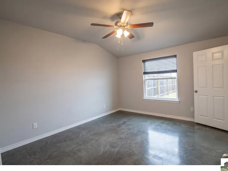 300 Lowes Blvd #B — Photo 39