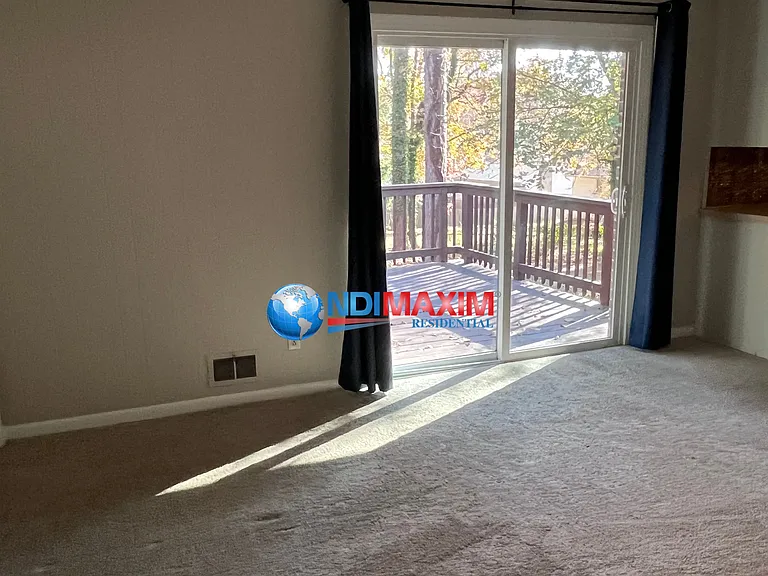 2082 Windsor Ln — Photo 4
