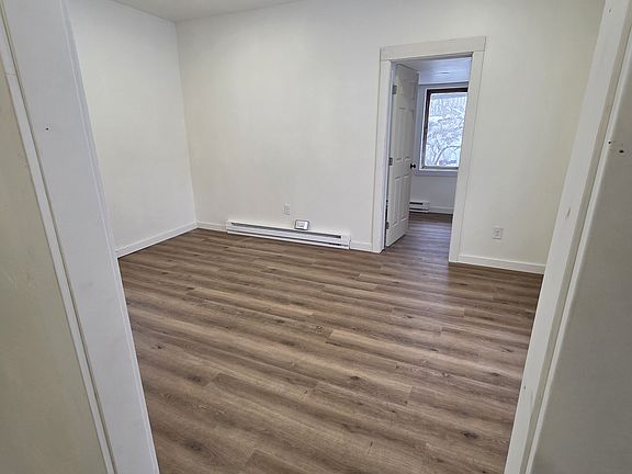 4th image of 318 Bardon St
