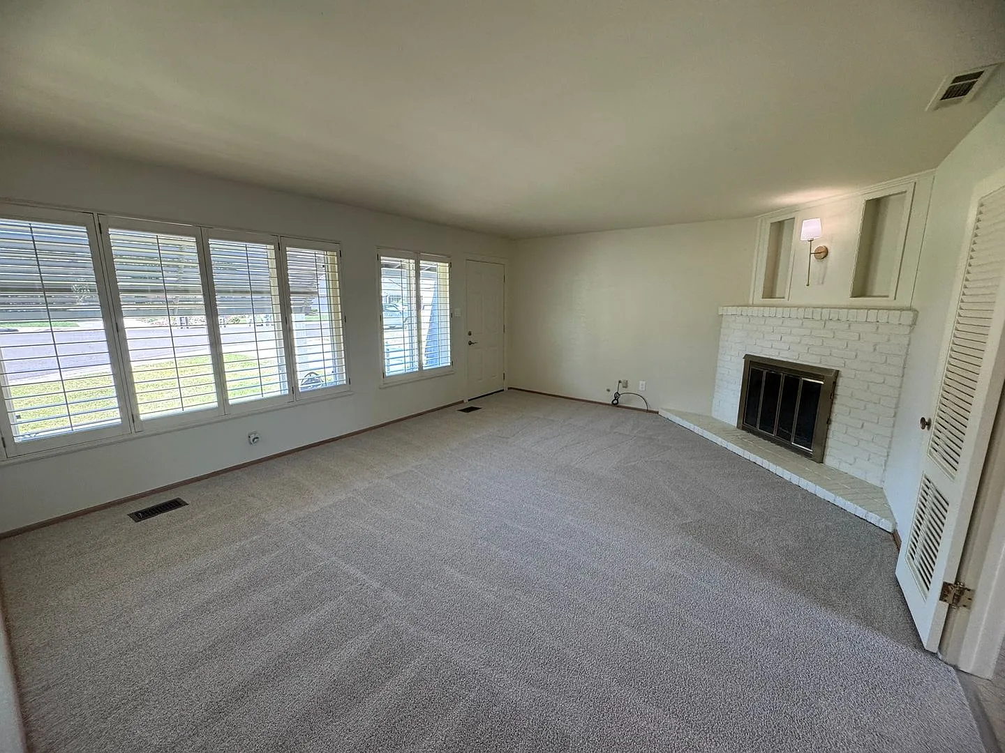 Charming Single Story 2 Bedroom Home in Established West Sac Neighborhood — Photo 4