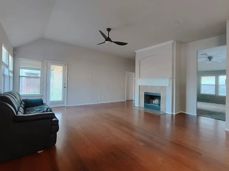 824 Lake Grove Dr — Photo 6