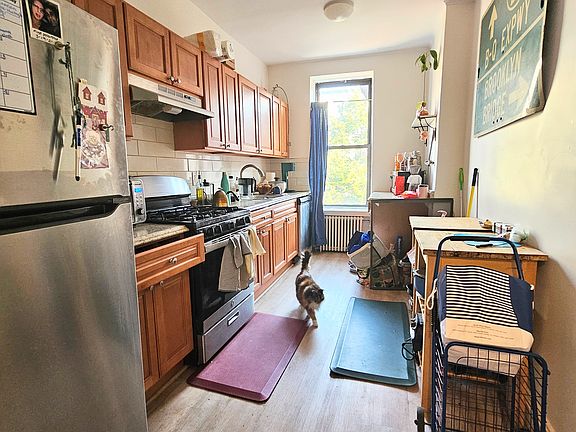 2nd image of 447 Henry St APT 3