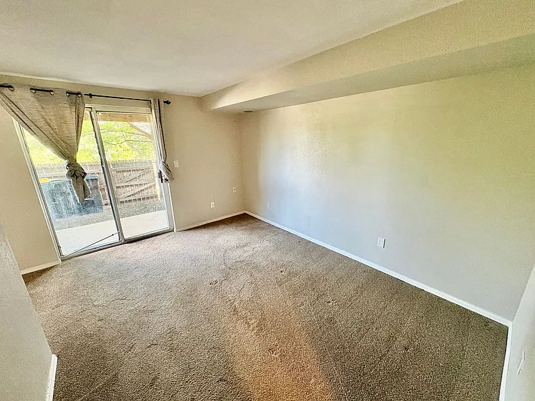 2569 E Nichols Cir — Photo 18