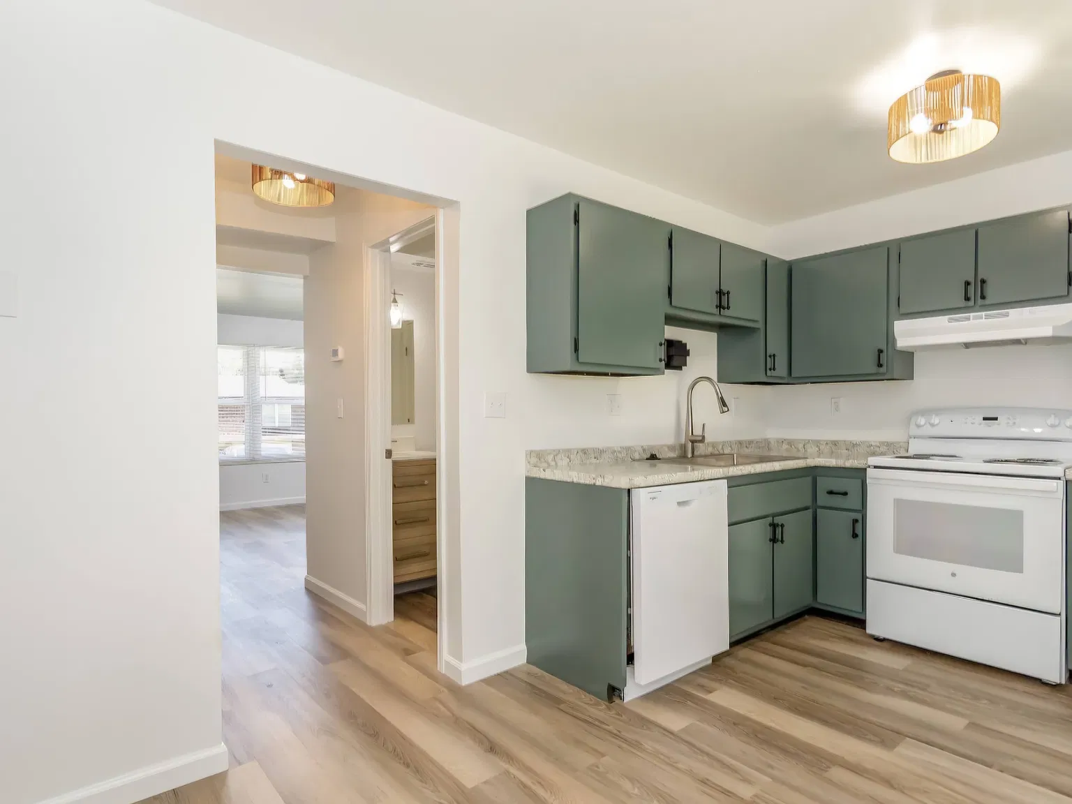 2 bed, 1.5 bath, 980 sqft, $1,050 — Photo 2