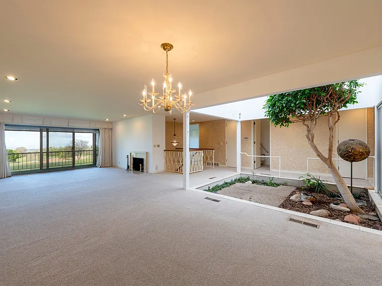 1038 S Oak Hills Way — Photo 7