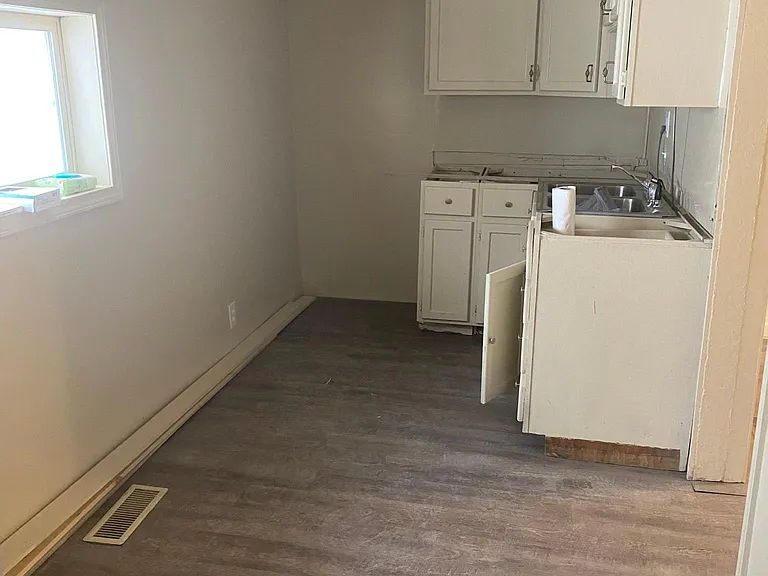 214 E Berry St — Photo 5