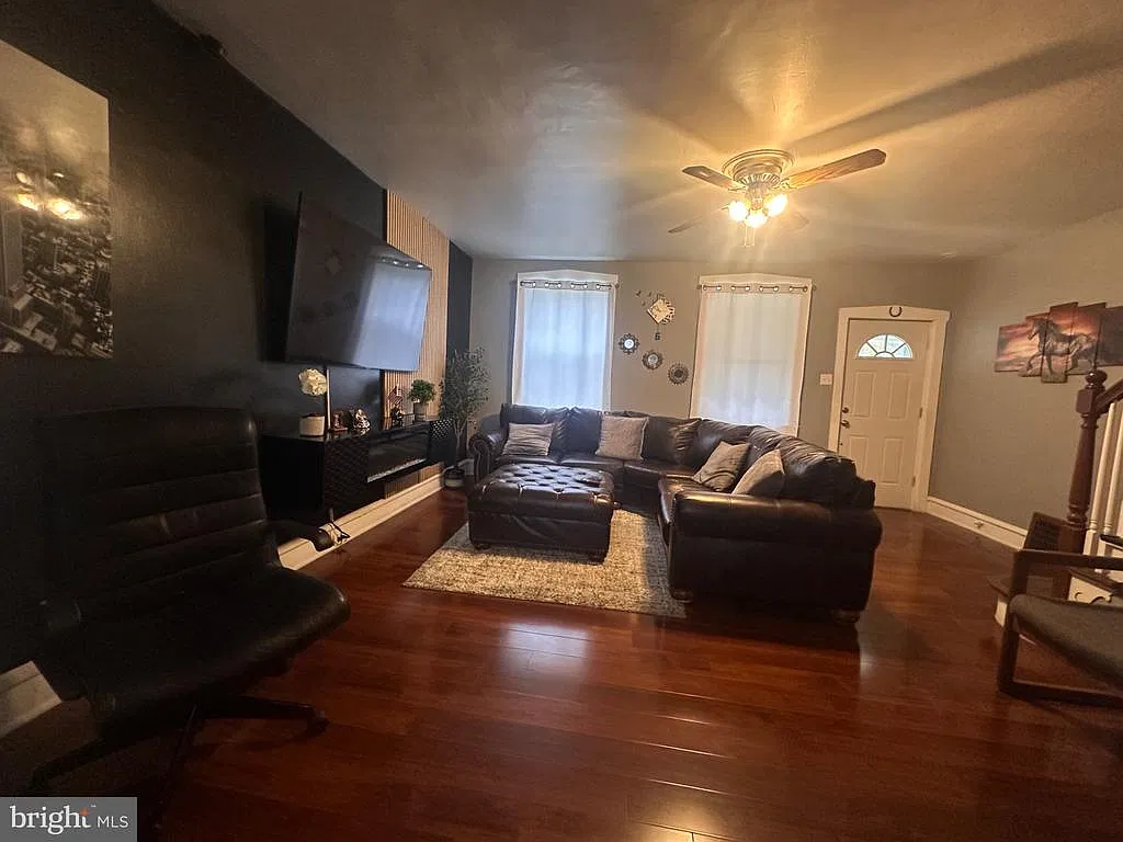 3 bed, 1.0 bath, 1116 sqft, $2,300 — Photo 2