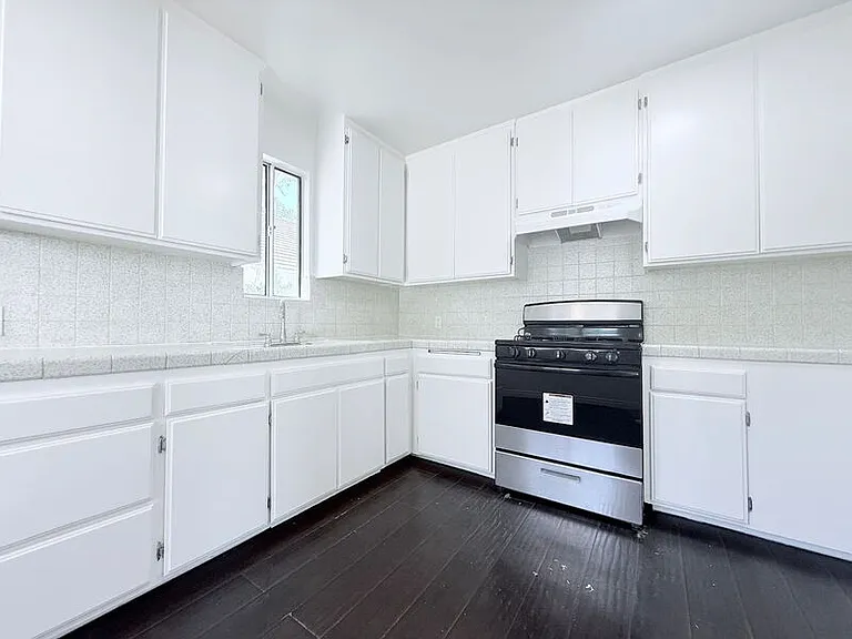 4810 Cahuenga Blvd — Photo 3