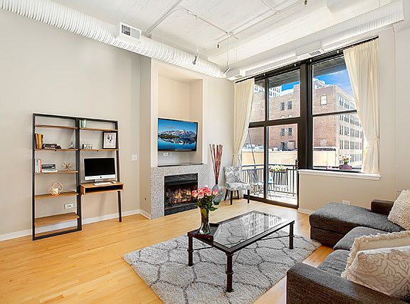 3rd image of 547 S Clark St APT 505