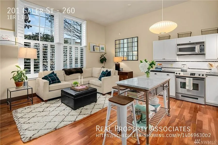 One Bedroom Condo in Old Queen Anne High School — Photo 3